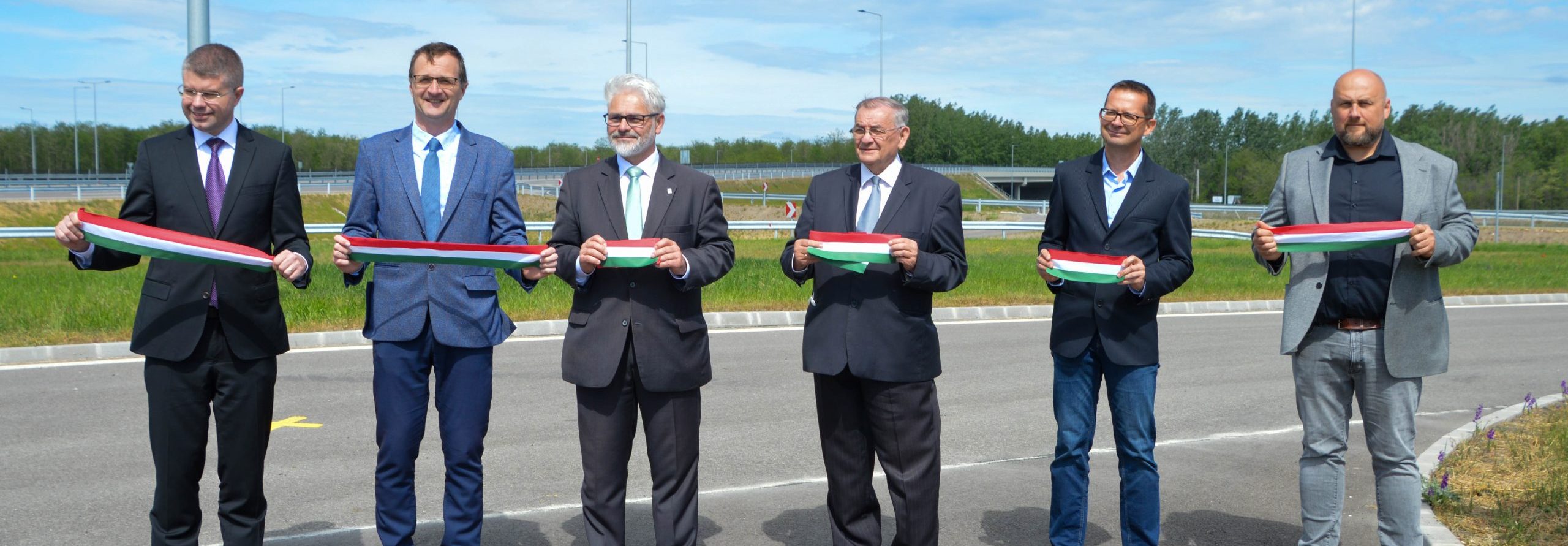 Ágh Péter, az Építési és Közlekedési Minisztérium állami beruházások társadalmi koordinációjáért felelős államtitkára, Szeberényi Gyula, Bács-Kiskun vármegye 2. számú választókerület fideszes országgyűlési képviselője, Madari Róbert, Lakitelek polgármestere, Lezsák Sándor, az Országgyűlés alelnöke, Bács-Kiskun vármegye 4. számú választókerületének fideszes országgyűlési képviselője és Kutasi Ferenc, Szentkirály alpolgármestere (b-j) az M44-es gyorsforgalmi út Szentkirály és Lakitelek közötti, 4,6 kilométeres szakaszának átadásán.